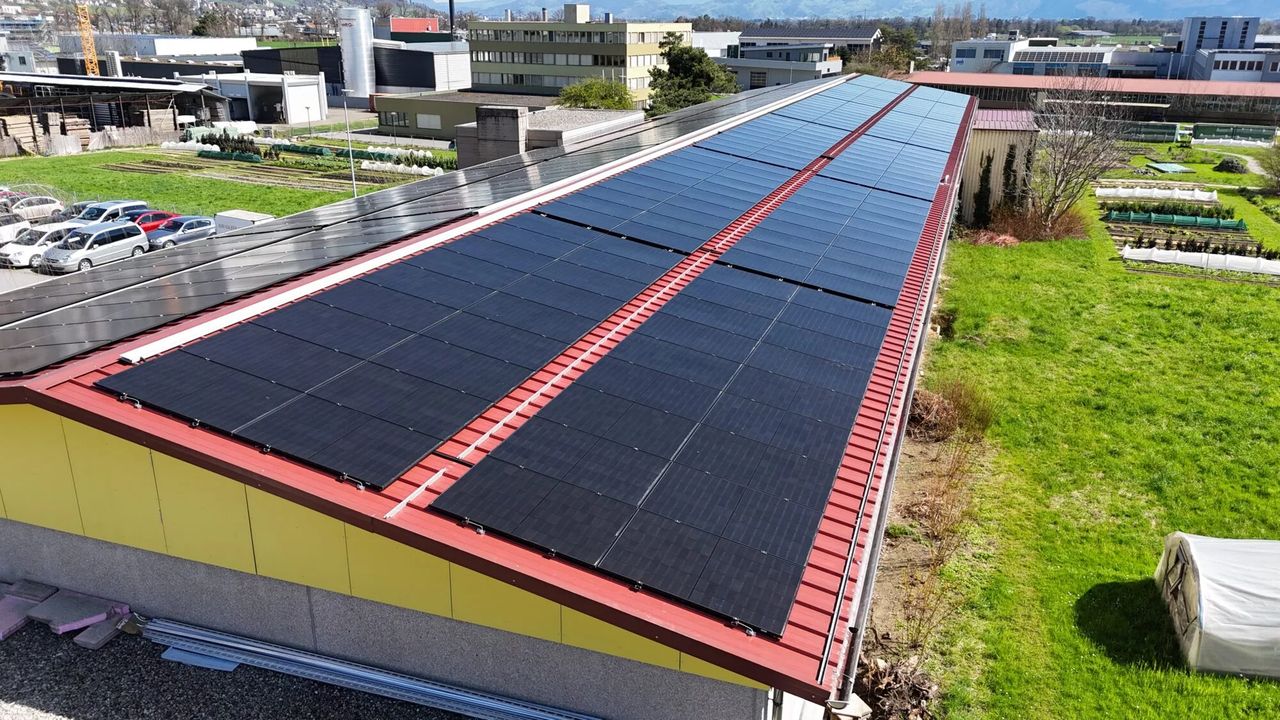 Industriedach in Altstätten mit vollflächiger 200-kWp-Photovoltaikanlage