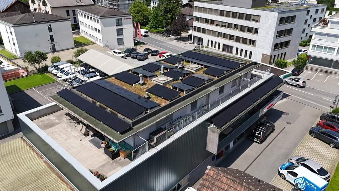 Luftaufnahme eines Autohauses mit vollflächig belegtem Flachdach in Vaduz