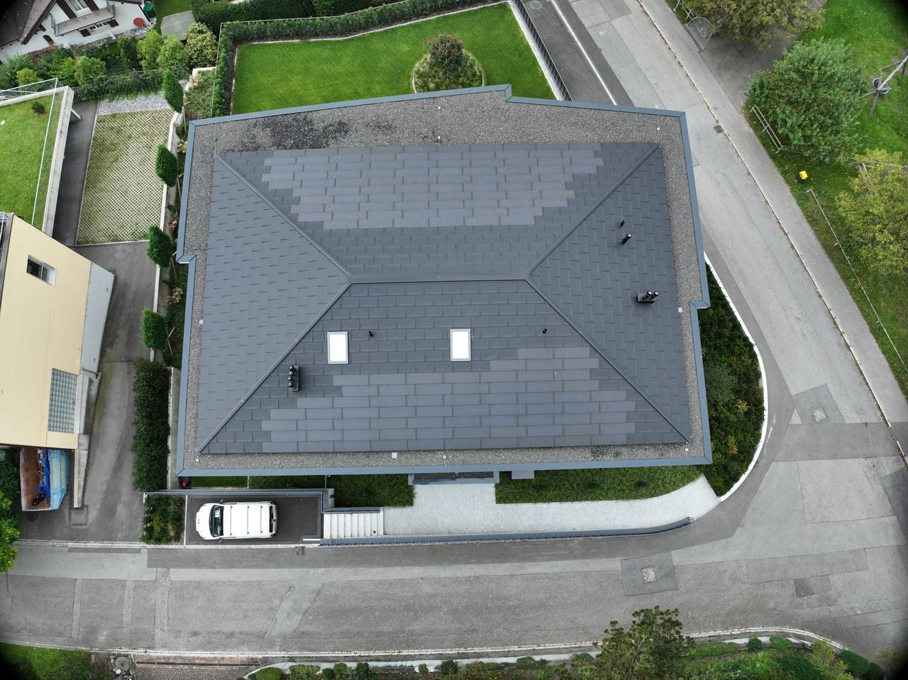 Senkrechte Drohnenaufnahme eines Walmdachs mit bündig in die Dachfläche eingelassener Indachanlage