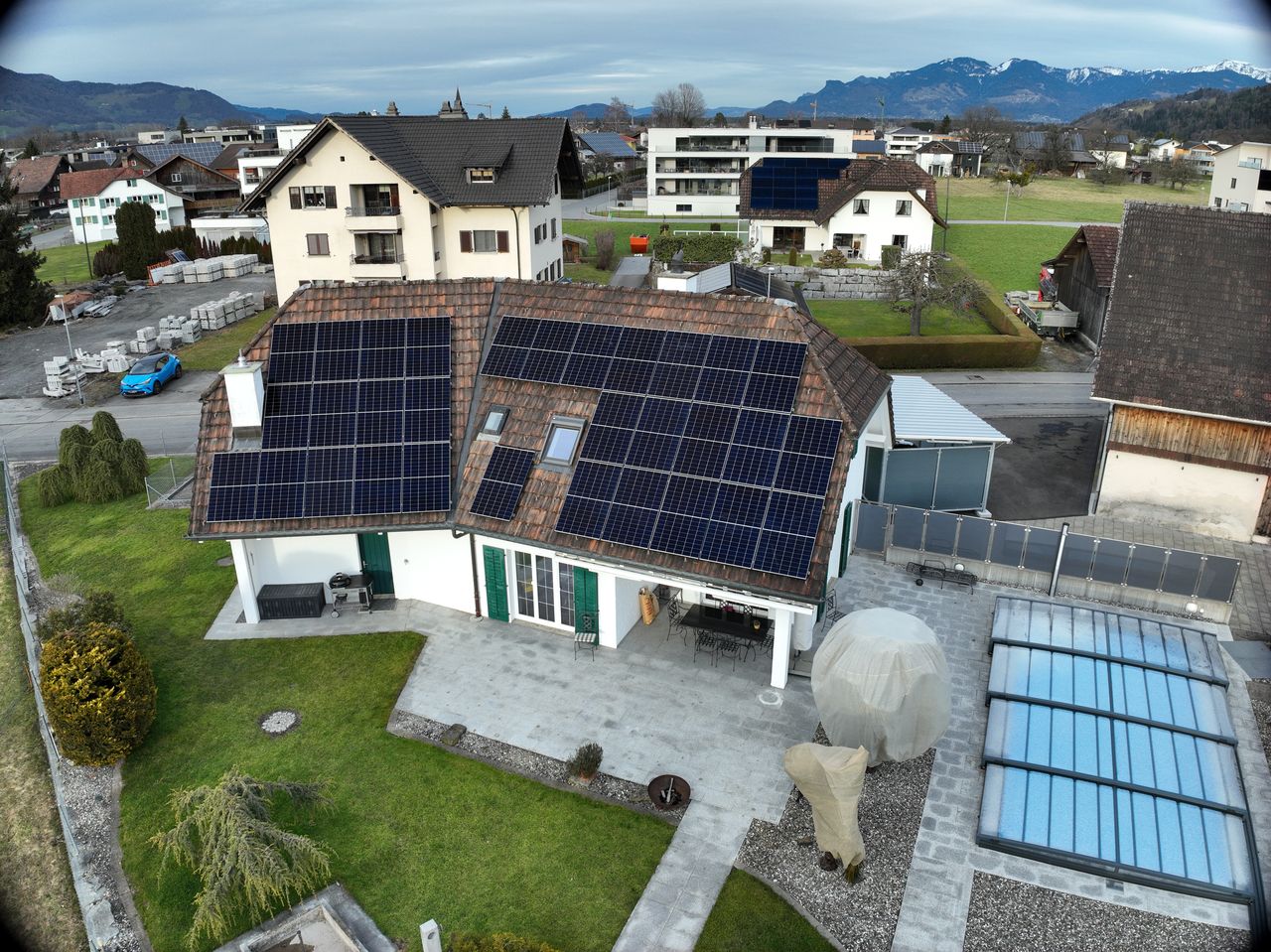 Villa mit Doppelfirst-Ziegeldach, vollflächiger Photovoltaikanlage und Pool